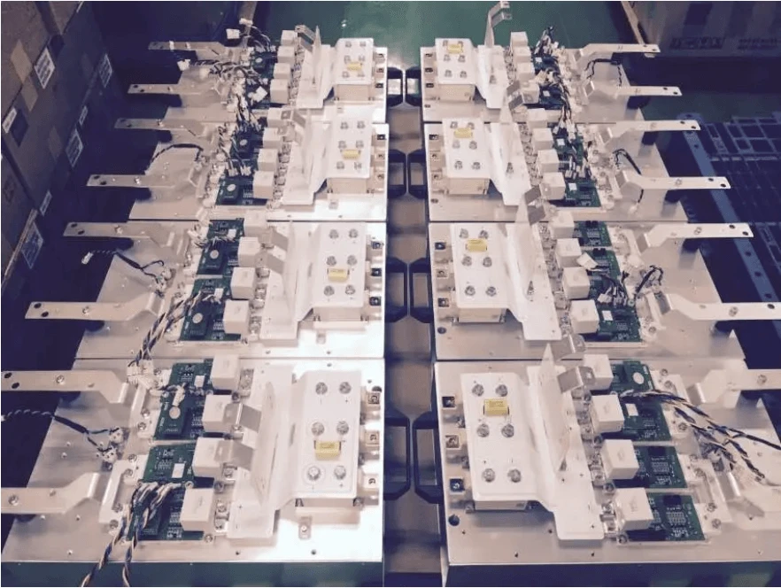 Laminated busbars for high voltage frequency converters